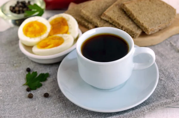 Ένα φλιτζάνι ισχυρού καφέ (εσπρέσο), κοντινό και εύκολο πρωινό διατροφής — Φωτογραφία Αρχείου