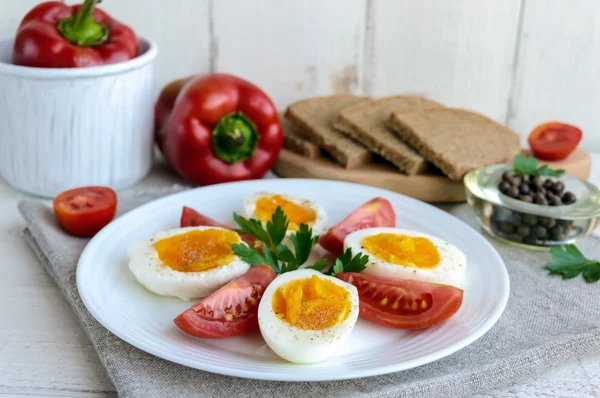 Kokt ägg och färsk tomat, svart bröd-lätt diet frukost. — Stockfoto