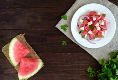 Diyet salata taze karpuz, mavi soğan ve Keçi peynir (beyaz peynir).