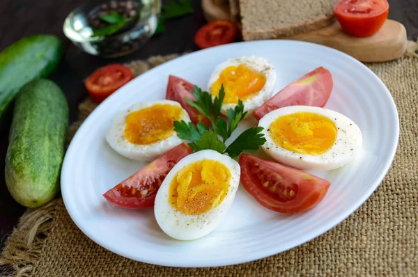 Kokt ägg och färsk tomat, svart bröd-lätt diet frukost. — Stockfoto