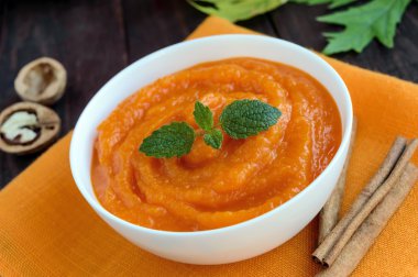 Organik kabak püresi (çorba) koyu ahşap arka plan üzerinde beyaz bir kase. Diyet tabağı. 