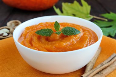 Beyaz bir kase içinde organik kabak püresi (çorbası) 