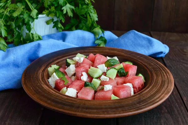 Könnyű üdítő diétás ínyenc saláta friss görögdinnye és uborka, feta sajt. — Stock Fotó