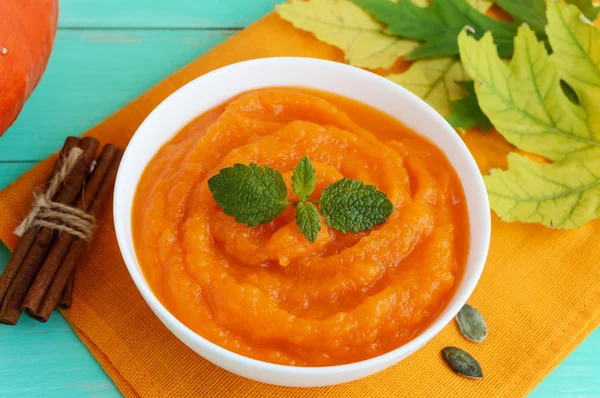 Organic pumpkin puree (soup) in a white bowl. Dietary dish. — Stock Photo, Image
