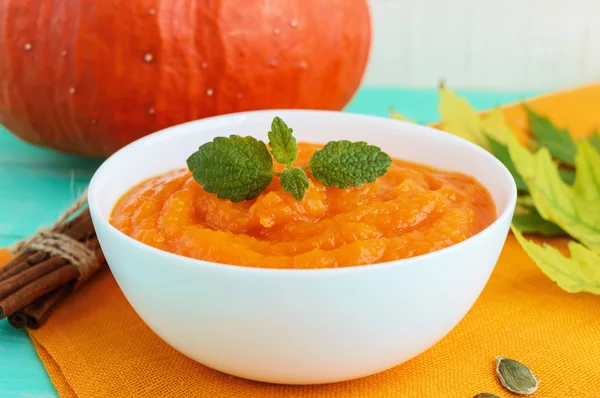 Organic pumpkin puree (soup) in a white bowl. Dietary dish — Stock Photo, Image