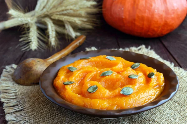 Organic pumpkin puree in a bowl. Dietary dish. — Stock Photo, Image