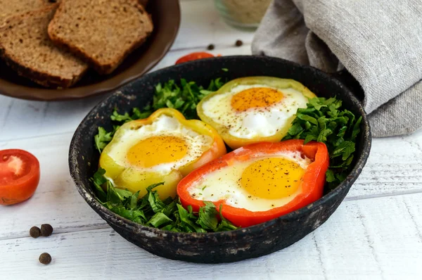 Ou prăjit în inelul ardeilor clopoței cu ierburi și pâine brună micul dejun cu dietă ușoară . — Fotografie, imagine de stoc