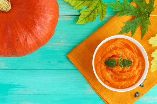Organic pumpkin puree (soup) in a white bowl. Dietary dish. Baby food. — Stock Image Organic pumpkin puree (soup) in a white bowl. Dietary dish. Baby food. Royalty Free Stock Photos