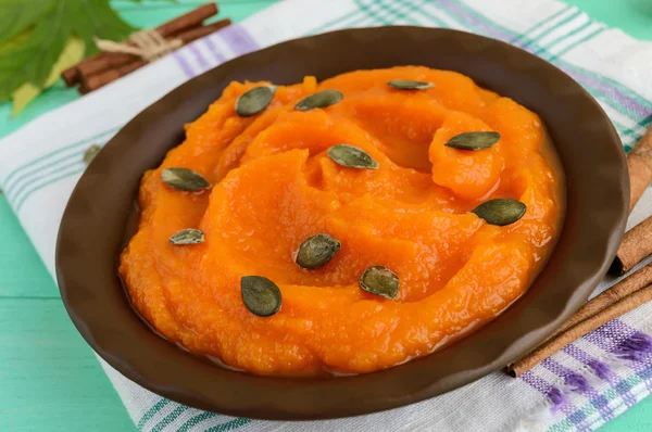 Organic pumpkin puree in a bowl. Dietary dish. — Stock Image Organic pumpkin puree in a bowl. Dietary dish. Royalty Free Stock Images