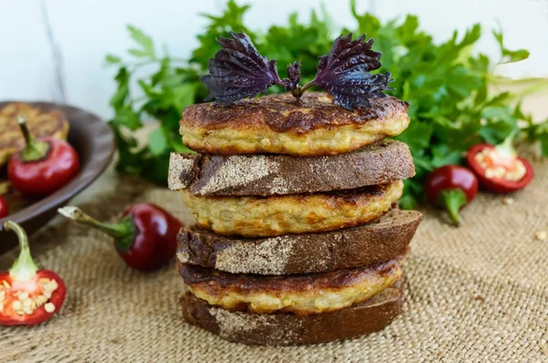 Chuletas veganas dietéticas de berenjena. De cerca. —  Fotos de Stock