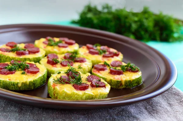 Små zucchini pizza på cirklar med pepperoni och mozzarella. Närbild — Stockfoto