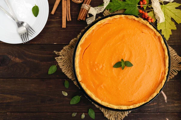 Sweet pumpkin pie on a dark wooden background. The top view. Dietary vegan dish. Traditional baked for Thanksgiving. — Stock Photo, Image