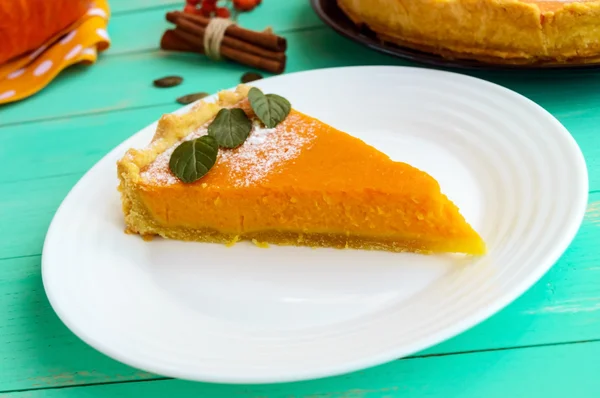 Sweet pumpkin pie. A piece on a white plate. Dietary vegan dish. Traditional baked for Thanksgiving. — Stock Photo, Image