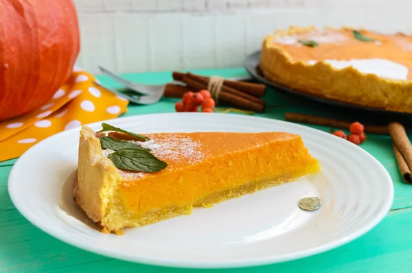 Sweet pumpkin pie. A piece on a white plate. Dietary vegan dish. Traditional baked for Thanksgiving. — Stock Photo, Image