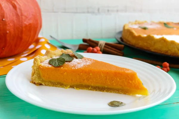 Sweet pumpkin pie. A piece on a white plate. Dietary vegan dish. — Stock Photo, Image