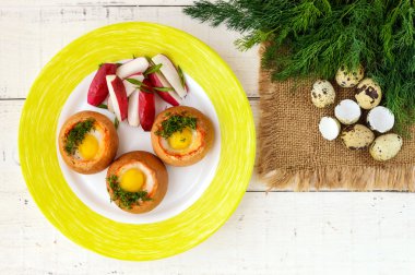 Pastırma, peynir, Bıldırcın yumurta ile pişmiş küçük flavorful topuz 