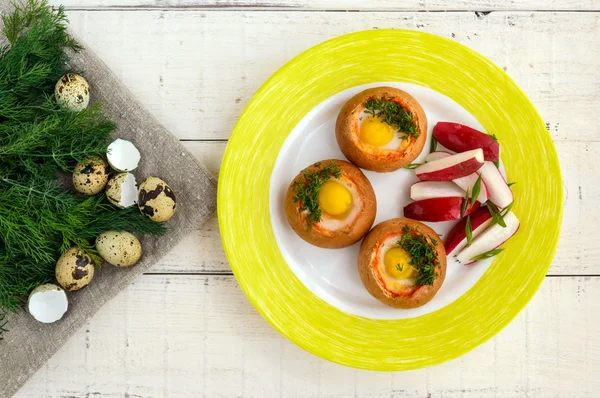 Bakade små smakrika bulle med bacon, ost, vaktelägg — Stockfoto