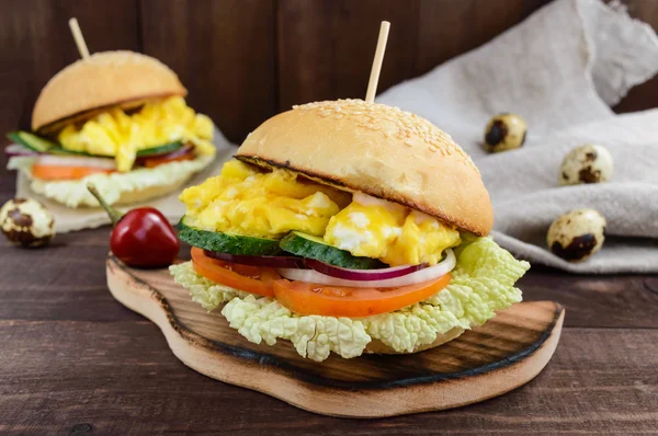 Vegetariánská strava hamburgery s sladké svítkem a zeleninou — Stock fotografie