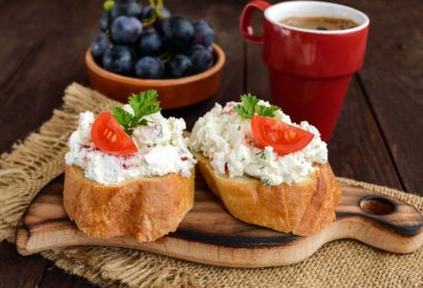 Sandviç pate peynir, sarımsak, biber, dilim ile dereotu. Bir fincan kahve. Sağlıklı bir kahvaltı.