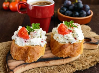 Sandviç pate peynir, sarımsak, biber, dilim ile dereotu. Bir fincan kahve. Sağlıklı bir kahvaltı.