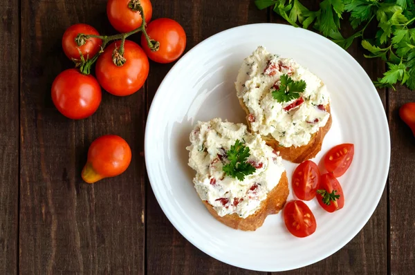 Panini con patè di formaggio, aglio, fette di pepe, aneto. Cibo biologico sano. Una colazione sana. La vista dall'alto — Foto Stock