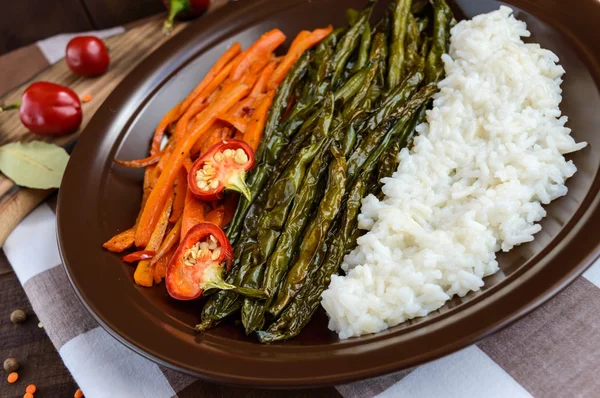 Légumes cuits au four (haricots asperges et carottes), riz bouilli et croûtons de seigle. Cuisine végétarienne. Gros plan — Photo