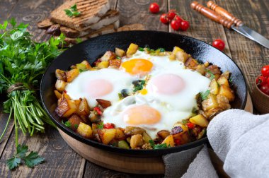 Sebzeli sahanda yumurta kızartma tavasında shakshuka ve eski ahşap arka planda çavdar ekmeği. Geç kahvaltı. Kırsal tarzda. Orta Doğu geleneksel yemeği..