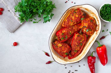 Tavuk ve domatesle doldurulmuş diyet biberler. Basit ve lezzetli bir yemek. Üst manzara. Boşluğu kopyala