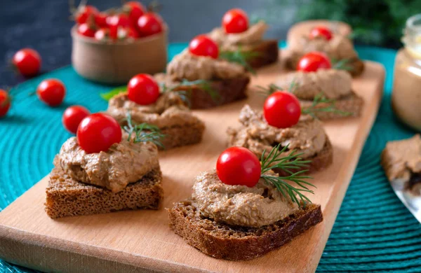 Canapés Com Pão Centeio Fígado Tomate Cereja Pequeno Almoço Lanche — Fotografia de Stock