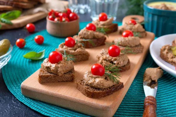 Canapés Com Pão Centeio Fígado Tomate Cereja Pequeno Almoço Lanche — Fotografia de Stock