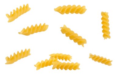 Pişmemiş Fusilli makarna beyaz arkaplanda izole