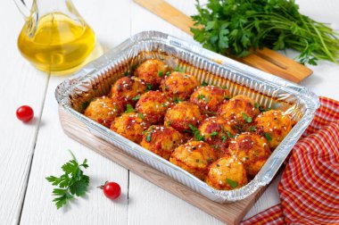Alüminyum folyoda pişirilmiş domates soslu köfteler. Diyet et yemeği..