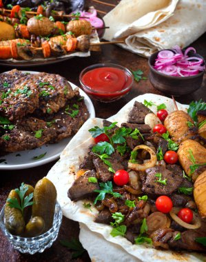 Şiş ciğer, bütün sebze ve mantarlar şişte. Lokanta menüsü. Gürcü, Asya mutfağı. Farklı karaciğer kebabı yemekleri..