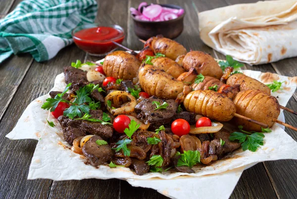 Hígado Frito Verduras Enteras Champiñones Pinchos Con Pita Ketchup Pepinillos — Foto de Stock