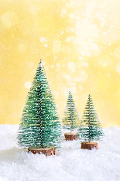 Kar Yığınındaki Noel Oyuncak Ağaçları Kartpostallar Internet Baskı Için Işıklandırmalı — Stok fotoğraf
