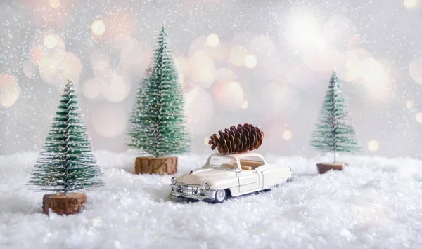 Stożek Zabawkowym Samochodzie Zamazanym Tłem Śniegiem Magiczna Atmosfera Pojęcie Świąt — Zdjęcie stockowe