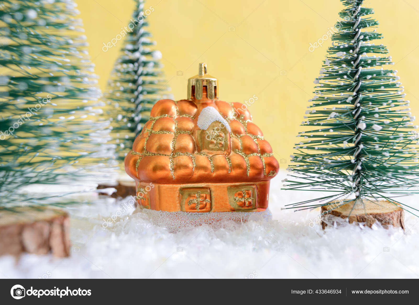 Colorida Casa Juguetes Navidad Nieve Entre Los Árboles Navidad