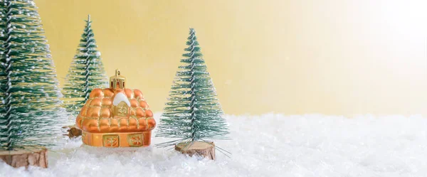 Colorida Casa Juguetes Navidad Nieve Entre Los Árboles Navidad Fondo — Foto de Stock