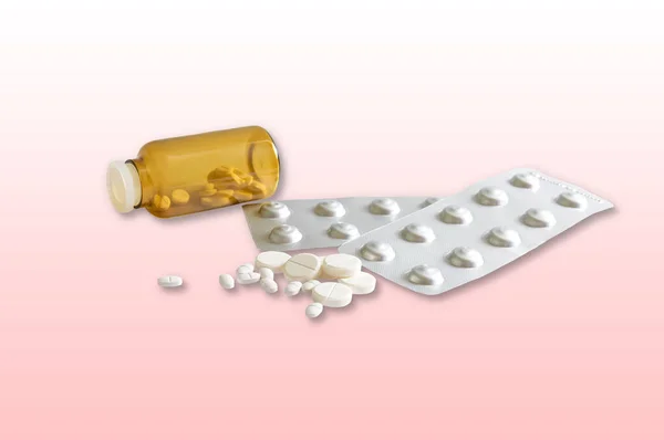 药用棕色药瓶 分散的药片 各种健康药丸 抗生素 维生素 药学主题 — 图库照片