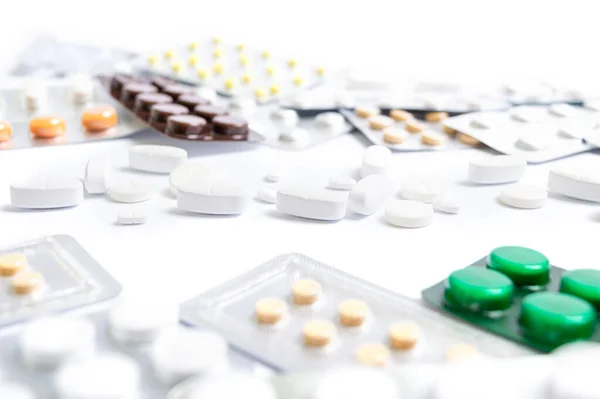 大量不同的药丸 在水泡中 分散在白色背景上 药学和保健主题 医疗背景 — 图库照片