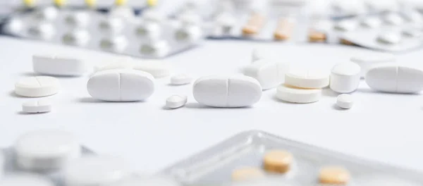 Montón Diferentes Píldoras Ampollas Dispersas Sobre Fondo Blanco Farmacia Salud — Foto de Stock