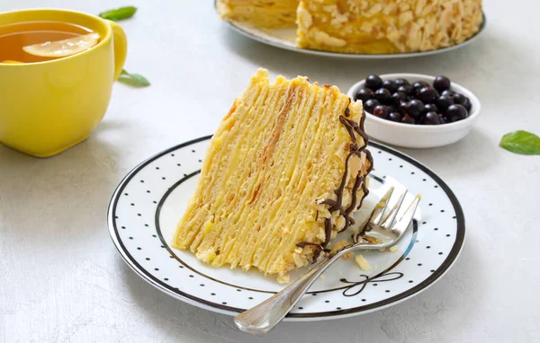 Morceau Délicieux Gâteau Vanille Multicouche Sur Une Assiette Une Tasse — Photo