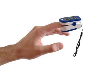 Nabız ölçer işaret parmağına yerleştirildi. Beyaz arka planda izole edin. Cihaz oksijen doygunluğunu ve nabzını kontrol ediyor. Salgın virüs salgını kavramı