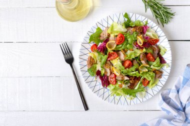 Ördek göğlü diyet salatası, taze otlar, sebzeler ve hafif ahşap arka planda hardal sosu. Üst manzara, düz uzanma .