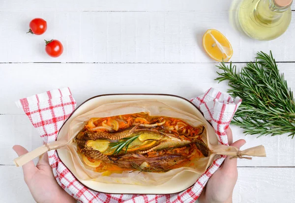 Mãos Mantêm Peixe Recentemente Cozido Verduras Ervas Aromáticas Óleo Azeitona — Fotografia de Stock