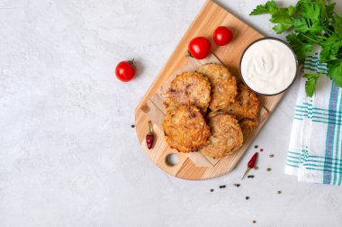 Hafif arka planda ekşi kremalı patatesli gözleme. Vejetaryen yemeği. Üst Manzara. Boşluğu kopyala