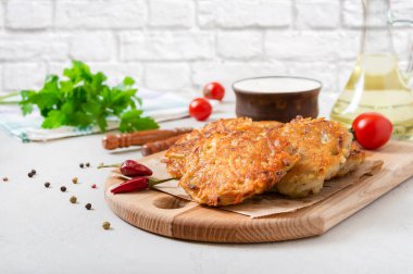 Mutfak masasındaki tahtanın üzerinde kremalı patatesli krep. Vejetaryen yemeği.