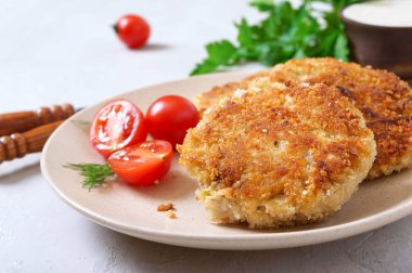 Ekşi kremalı lahana kaplı vejetaryen krepleri. Diyet menüsü.