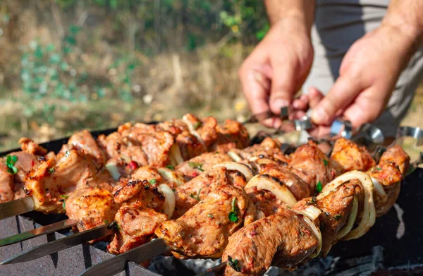 Ember Szaftos Hússzeleteket Készít Szósszal Nyílt Tűzön Grillsütés Szabadban — Stock Fotó