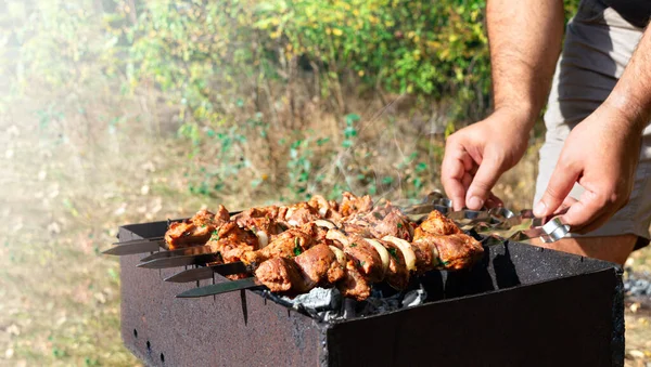 Mãos Homens Virando Espetos Com Carne Grelhada Churrasco Cozinha Livre — Fotografia de Stock